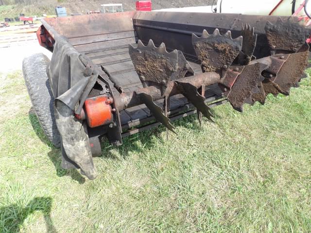 Image of New Holland 328 equipment image 4