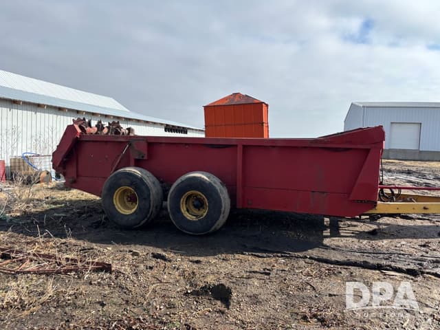 Image of New Holland 795 equipment image 2