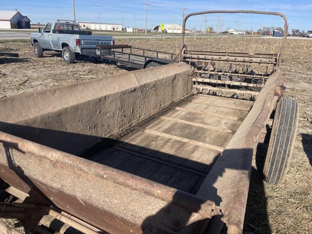 Image of New Holland 300 equipment image 4