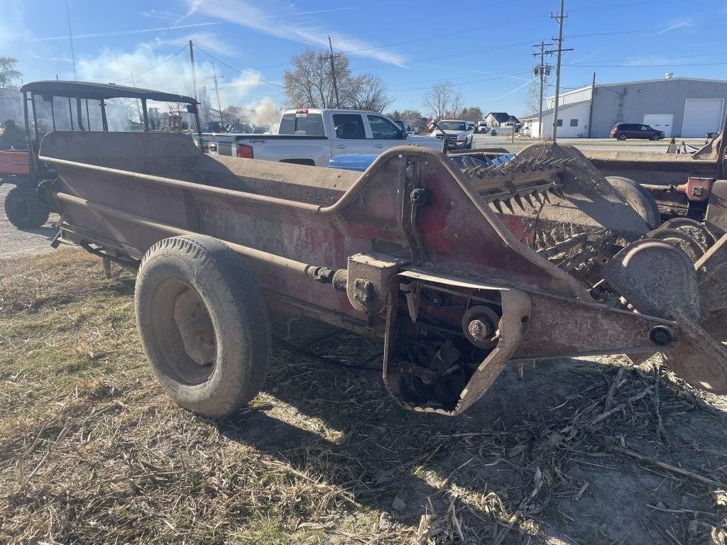 New Holland 331 Equipment Image0