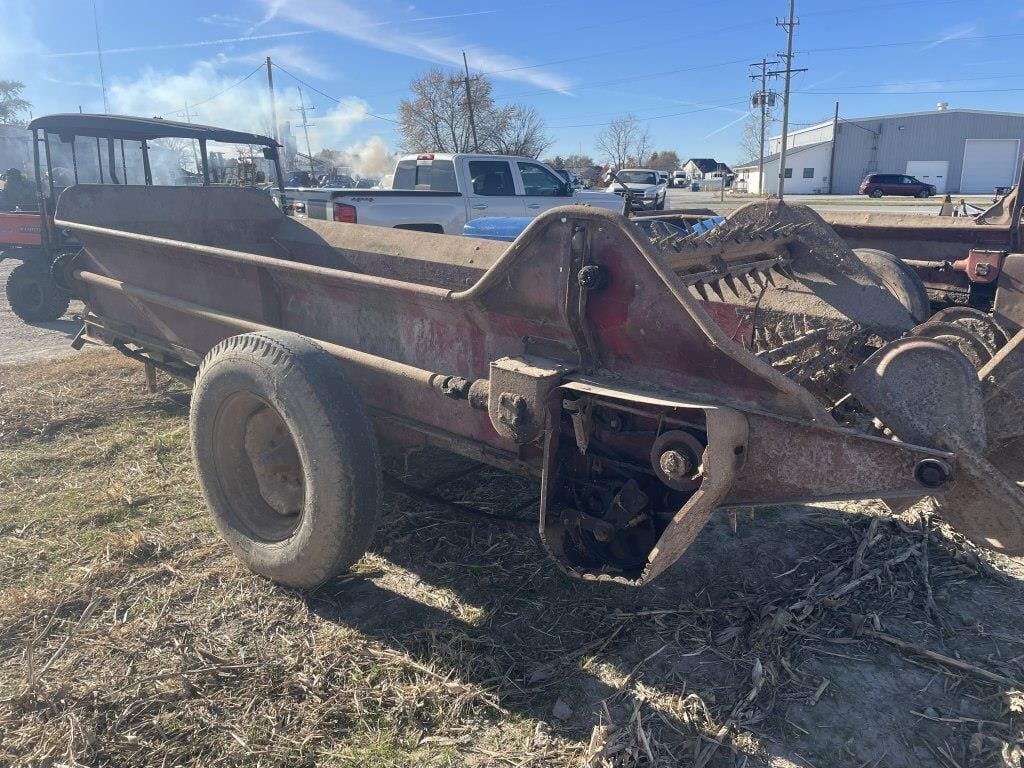 New Holland 331 Equipment Image0