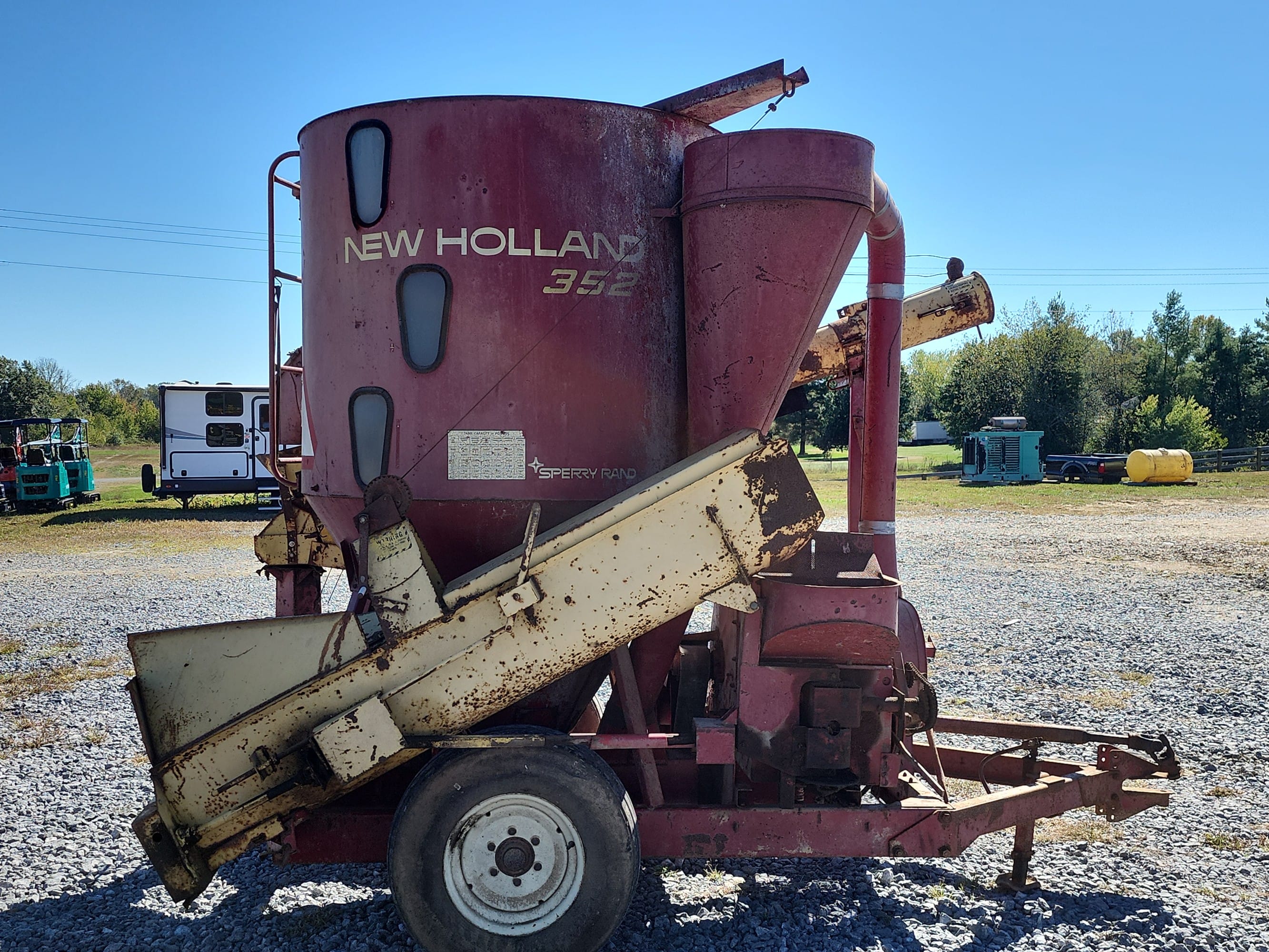 New Holland 352 Equipment Image0
