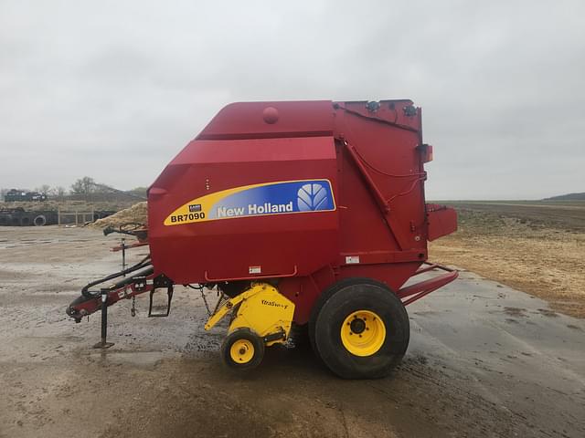 Image of New Holland BR7090 equipment image 2
