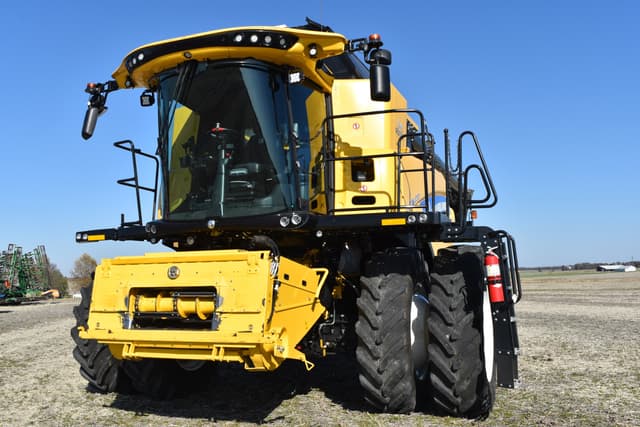 Image of New Holland CR7.90 equipment image 2