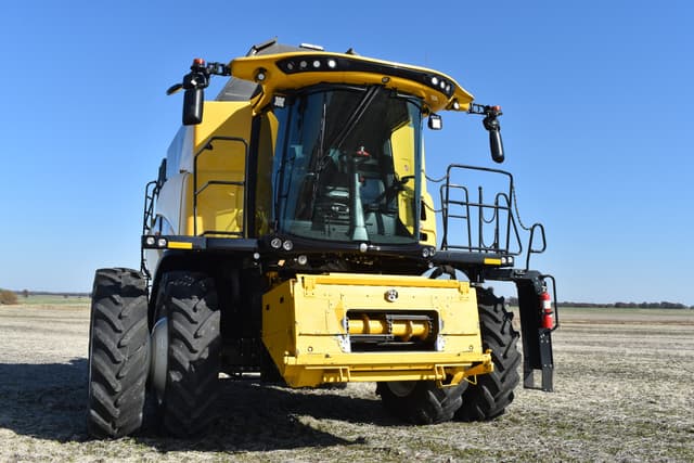 Image of New Holland CR7.90 equipment image 3