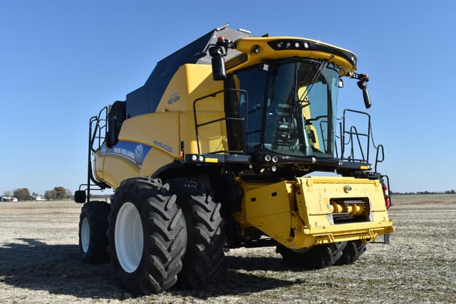 Image of New Holland CR7.90 equipment image 4
