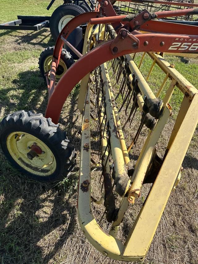 Image of New Holland Rolabar 256 equipment image 2