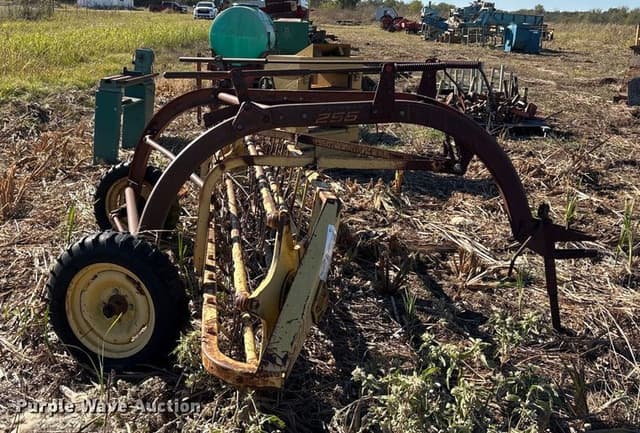 Image of New Holland 256 equipment image 3