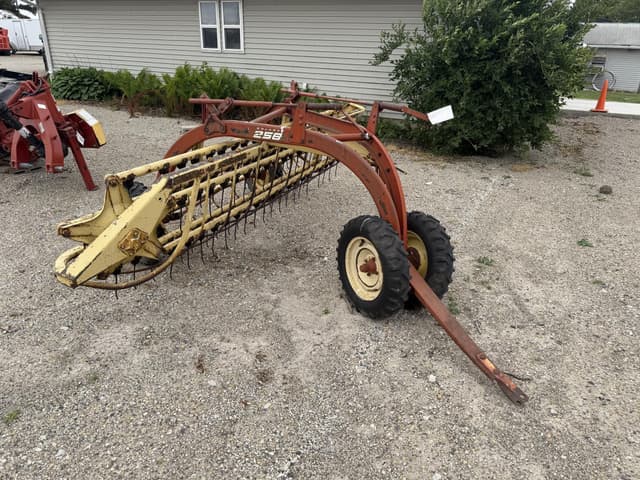Image of New Holland Rolabar 258 equipment image 1