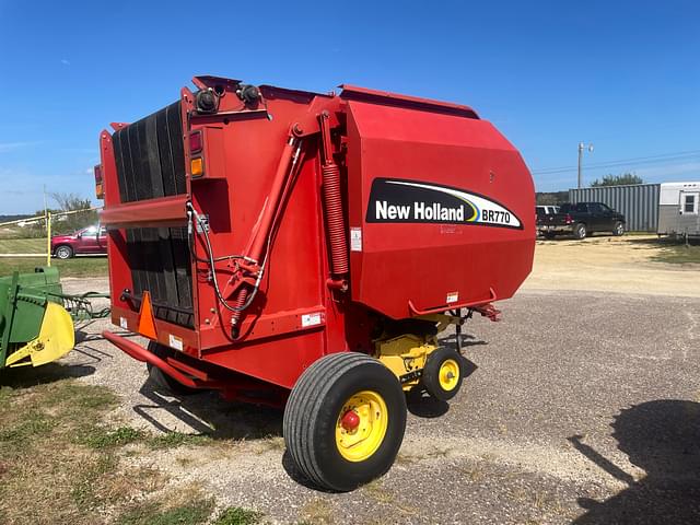 Image of New Holland BR770 equipment image 2