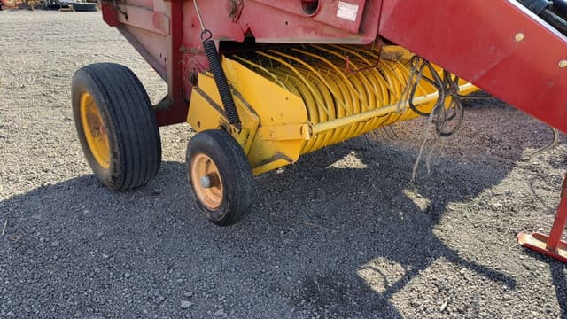 Image of New Holland BR7050 equipment image 2