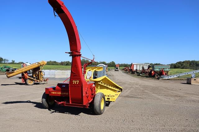 Image of New Holland 717 equipment image 3