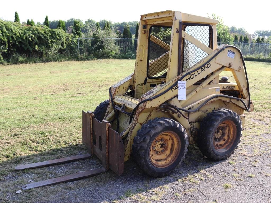 New Holland L425 Equipment Image0