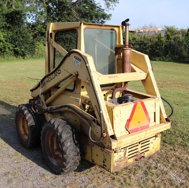 Image of New Holland L425 equipment image 2