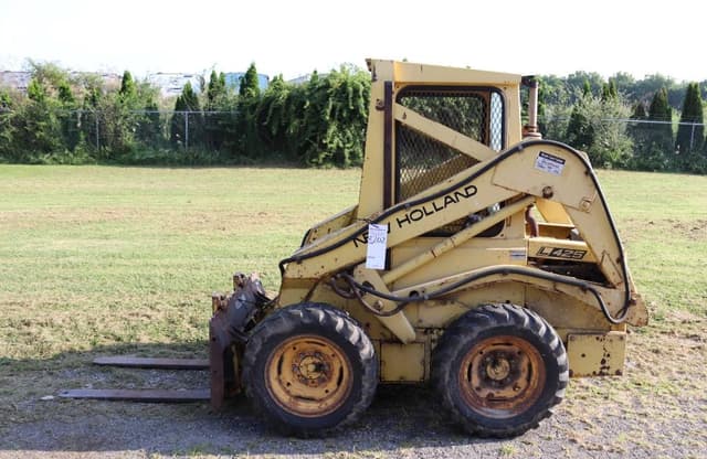 Image of New Holland L425 equipment image 1