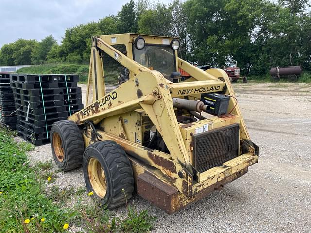 Image of New Holland L35 equipment image 4