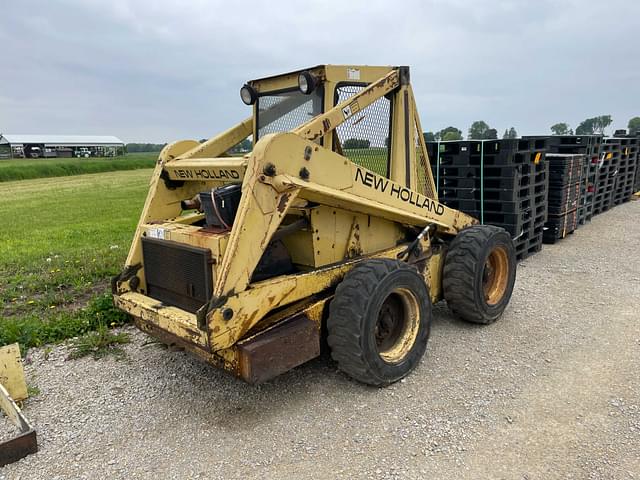 Image of New Holland L35 equipment image 2