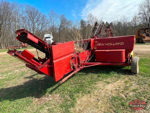 Image of New Holland 311 equipment image 4