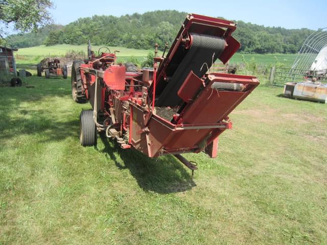 Image of New Holland 310 equipment image 3