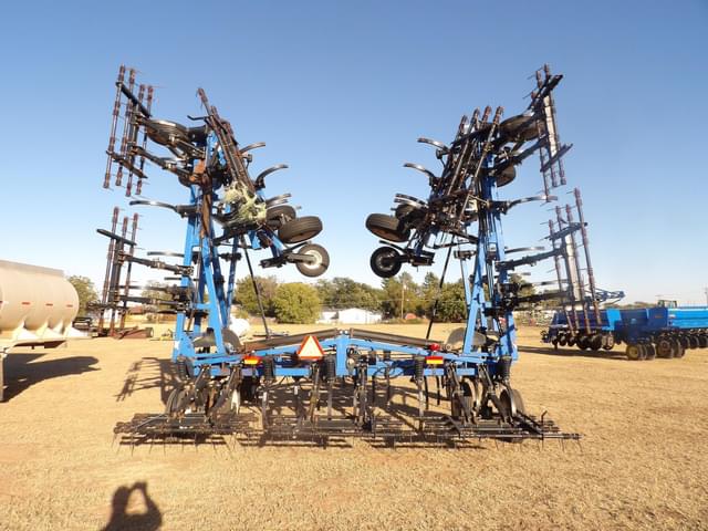 Image of New Holland ST830 equipment image 3