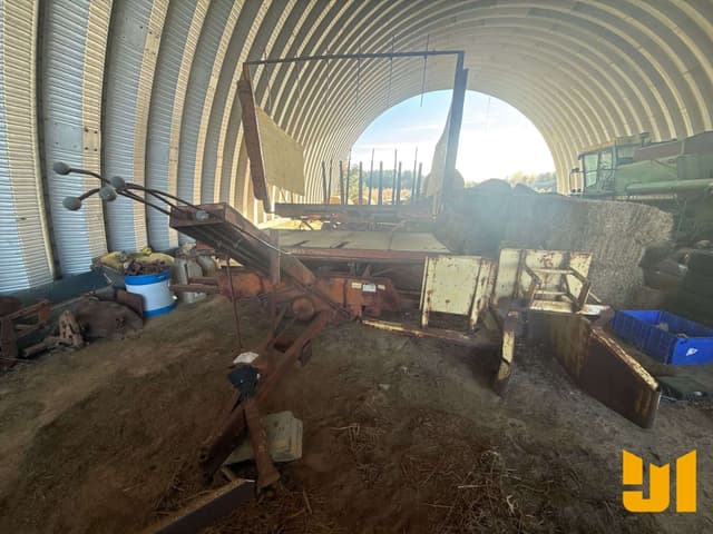 Image of New Holland 1033 equipment image 1