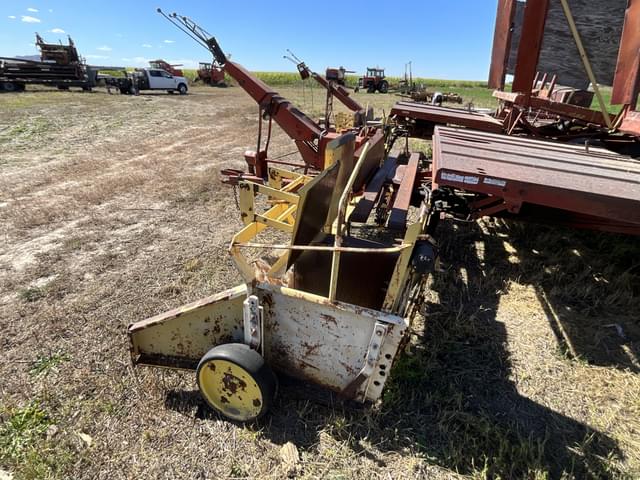 Image of New Holland Stackliner 1037 equipment image 4
