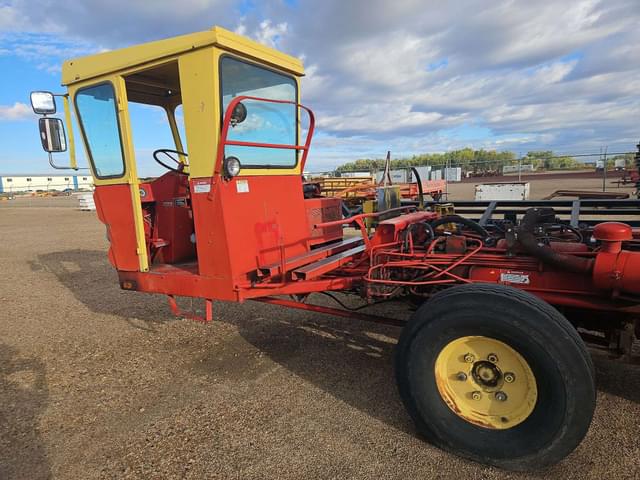 Image of New Holland 1048 equipment image 3