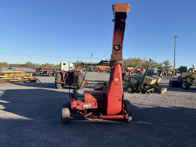 Image of New Holland 717 equipment image 3