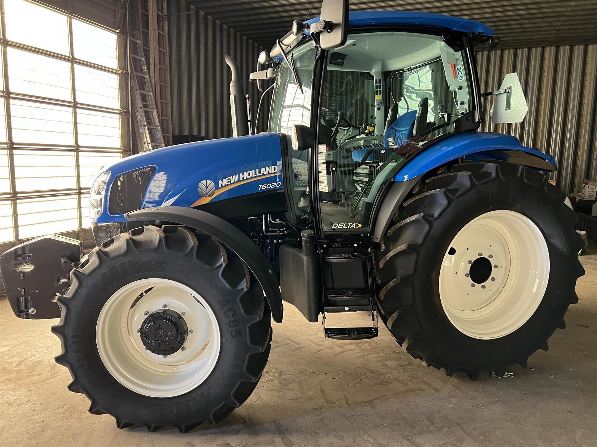 Tractor Zoom New Holland T6020 Delta