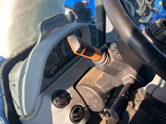 Image of New Holland T7.210 equipment image 4