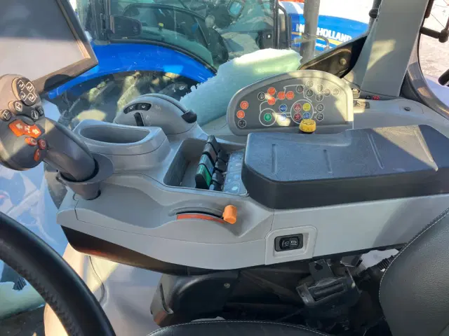 Image of New Holland T7.210 equipment image 3