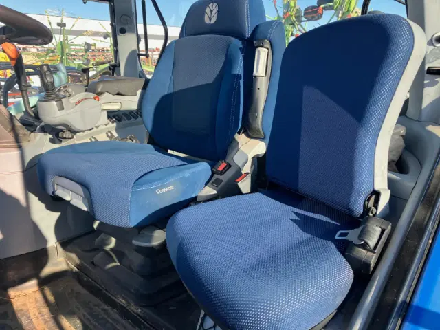 Image of New Holland T7.210 equipment image 2