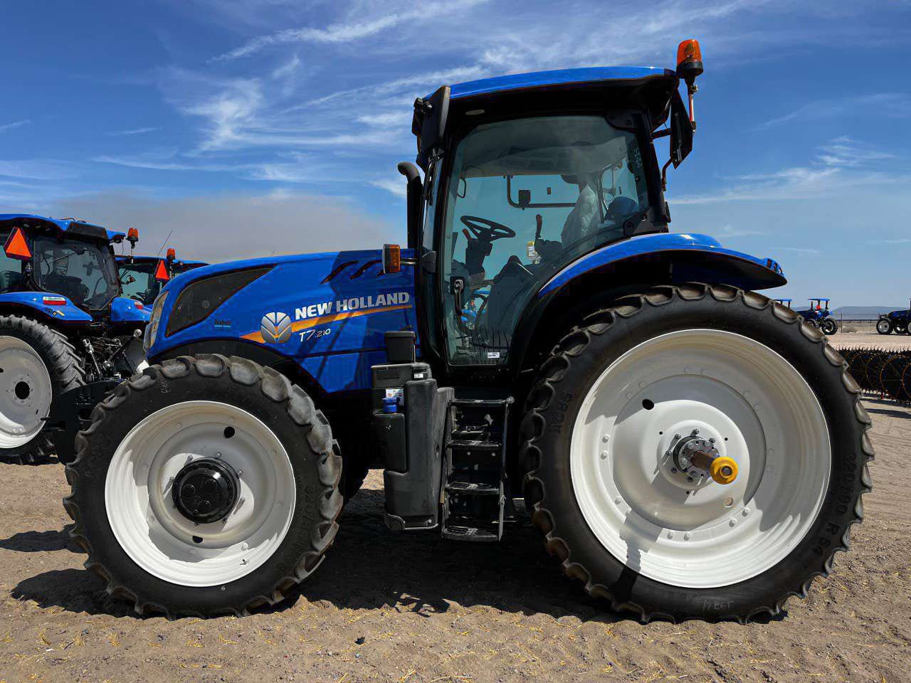 New Holland T7.210 Equipment Image0