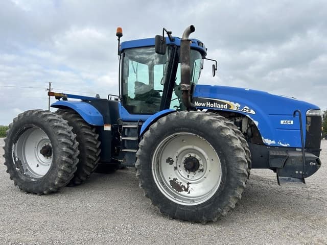 Image of New Holland TJ325 equipment image 1