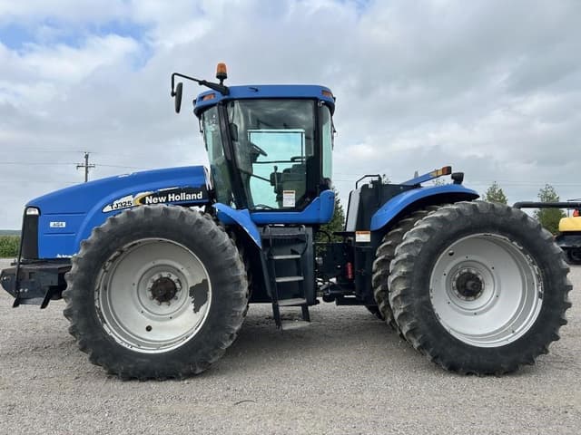 Image of New Holland TJ325 equipment image 2