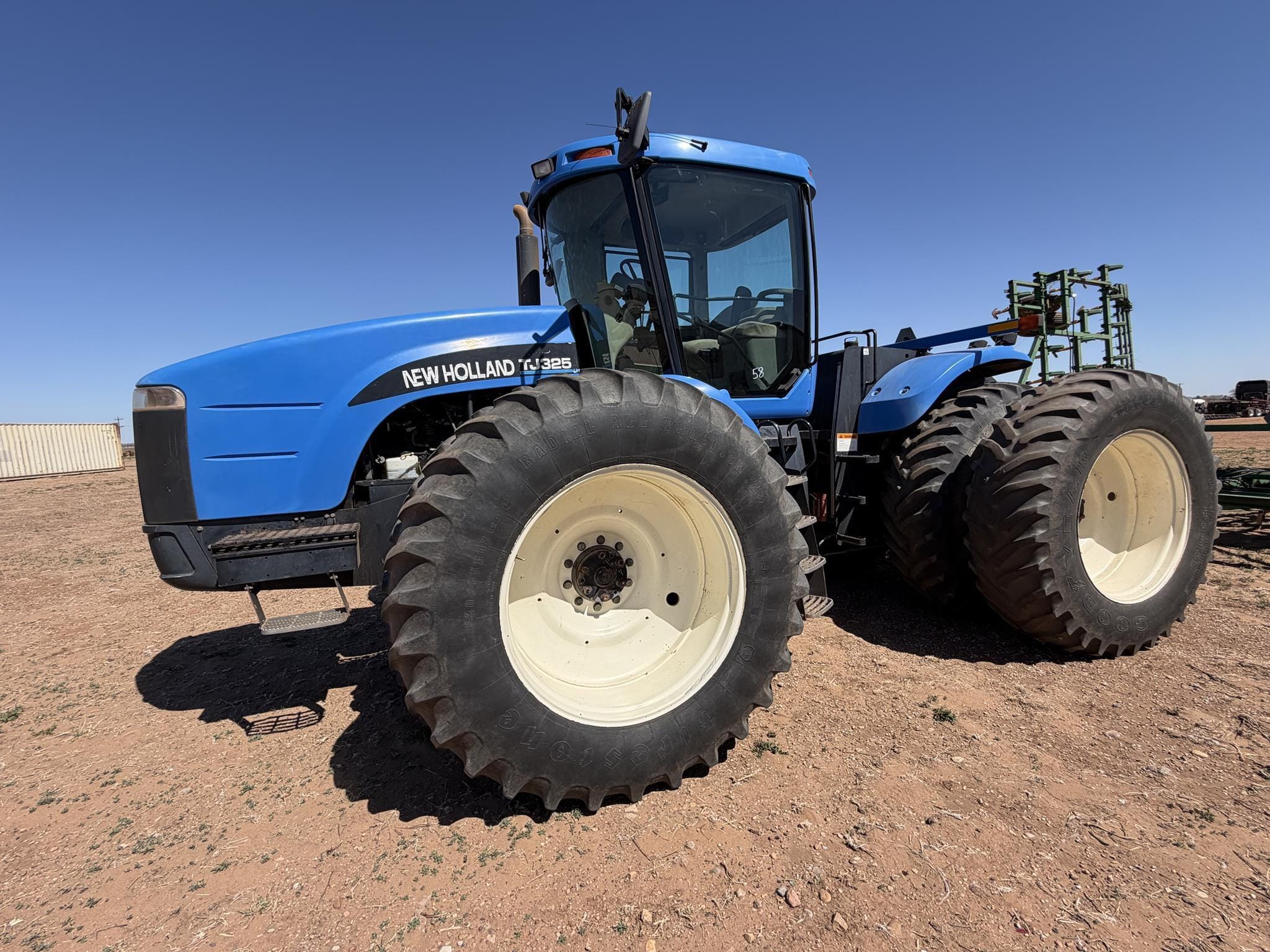 New Holland TJ325 Equipment Image0