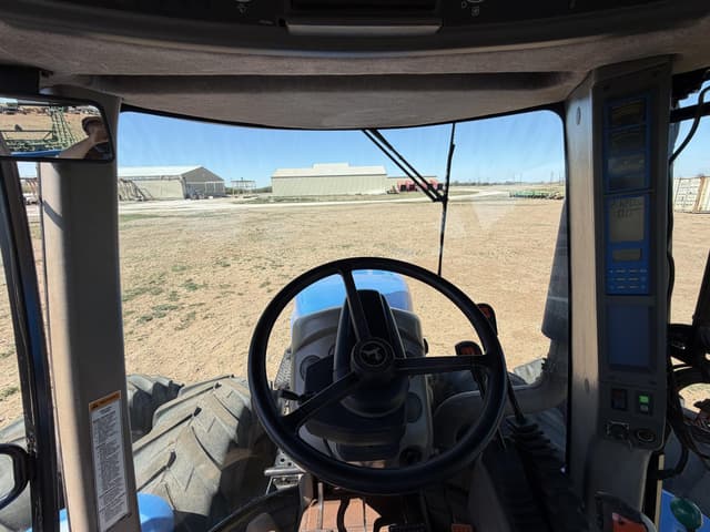 Image of New Holland TJ325 equipment image 1