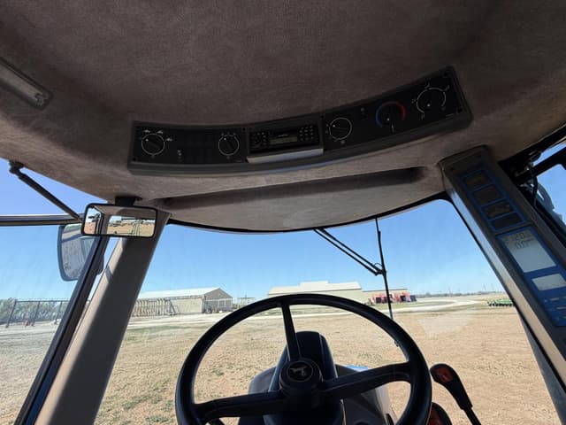 Image of New Holland TJ325 equipment image 2