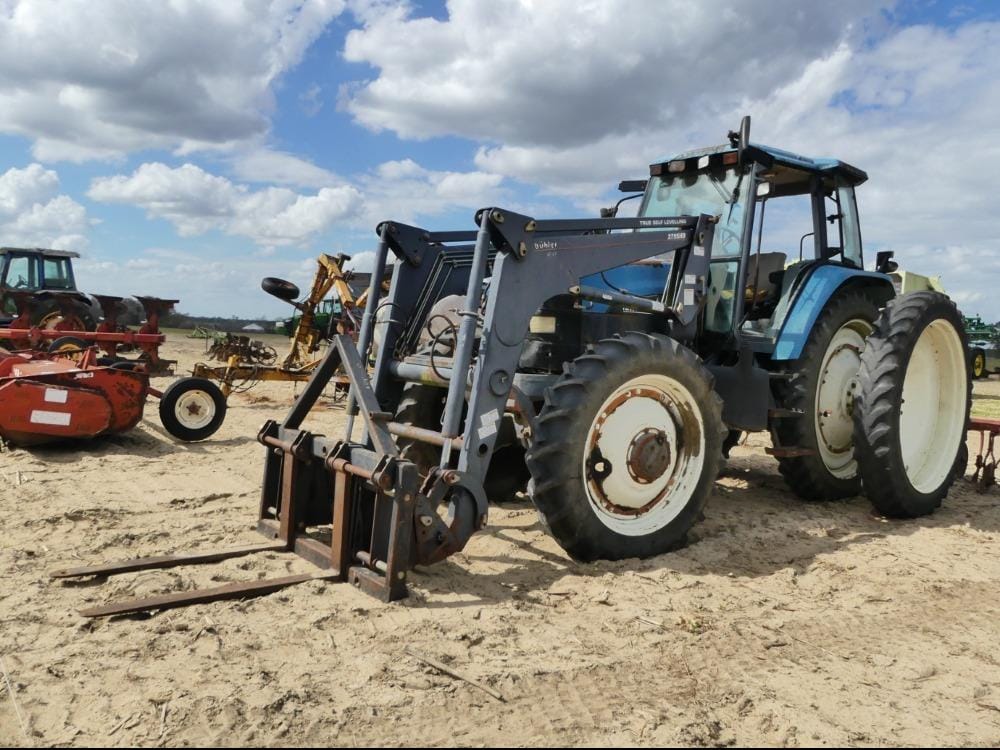 New Holland TM135 Equipment Image0