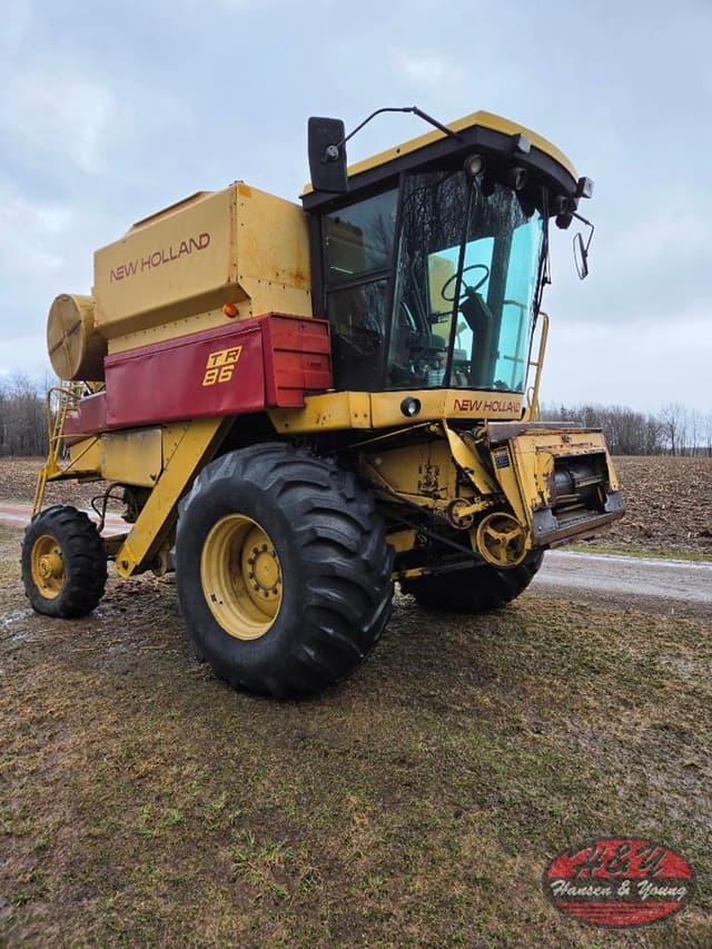 Image of New Holland TR86 equipment image 3