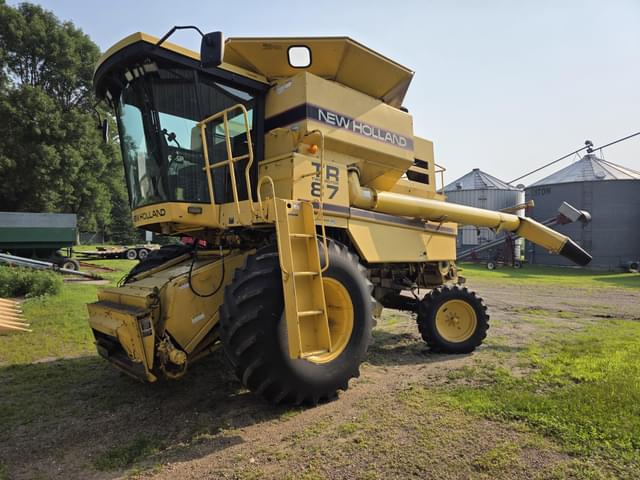 Image of New Holland TR87 equipment image 2