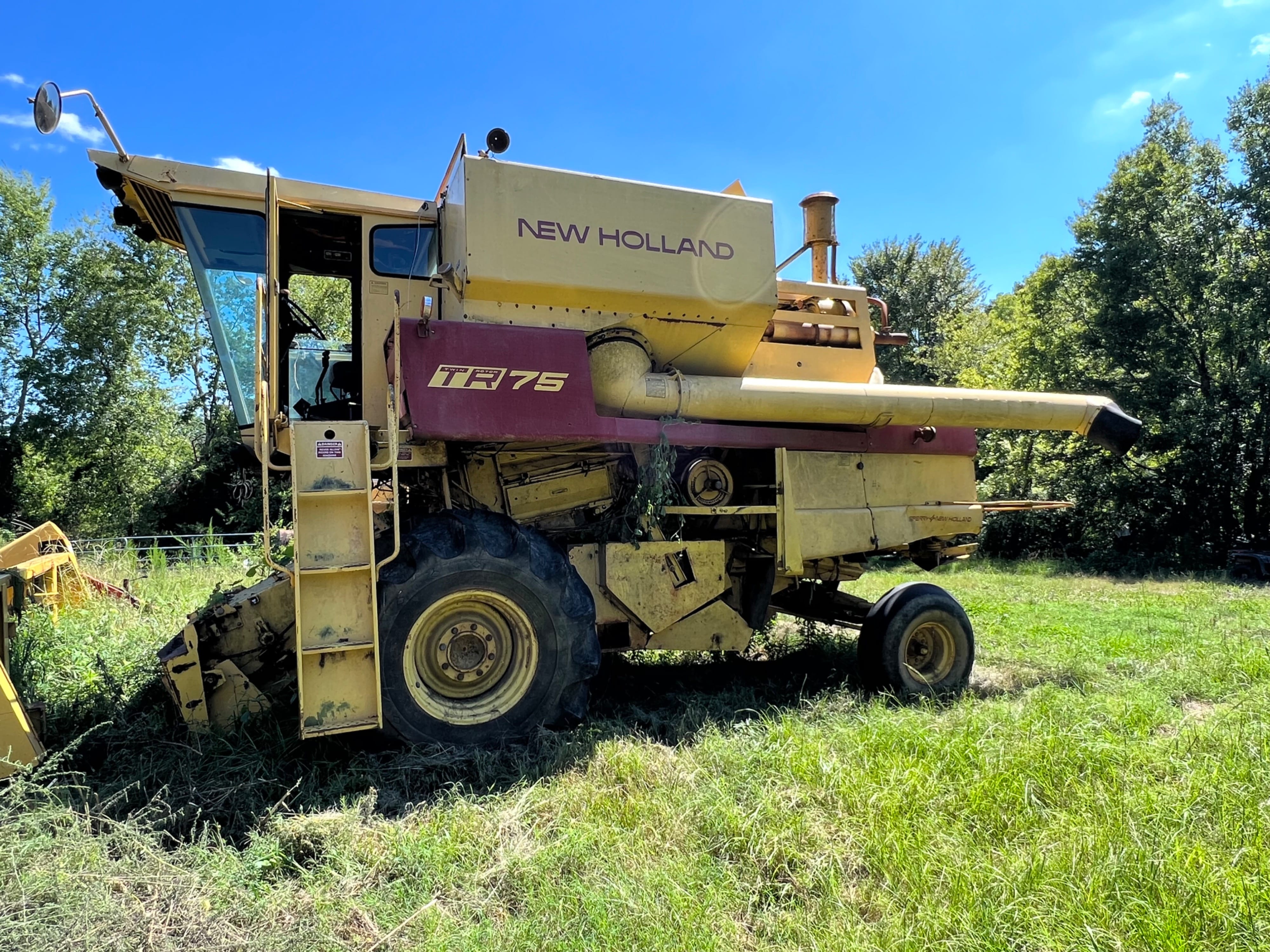 SOLD - New Holland TR75 Lot No. 20 Combines with --- Hrs | Tractor