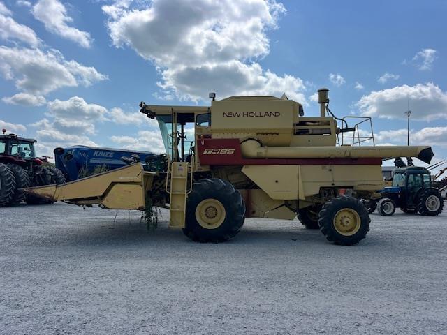 Image of New Holland TR85 equipment image 2