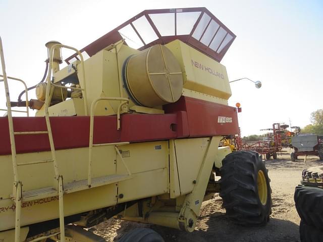 Image of New Holland TR85 equipment image 3