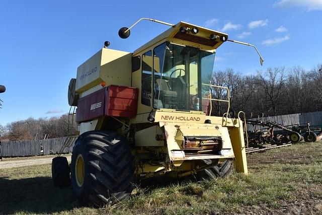 Image of New Holland TR85 equipment image 2