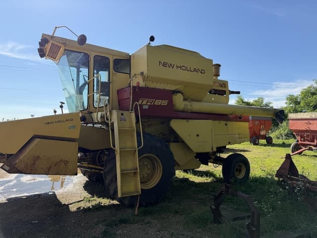 Image of New Holland TR85 equipment image 3