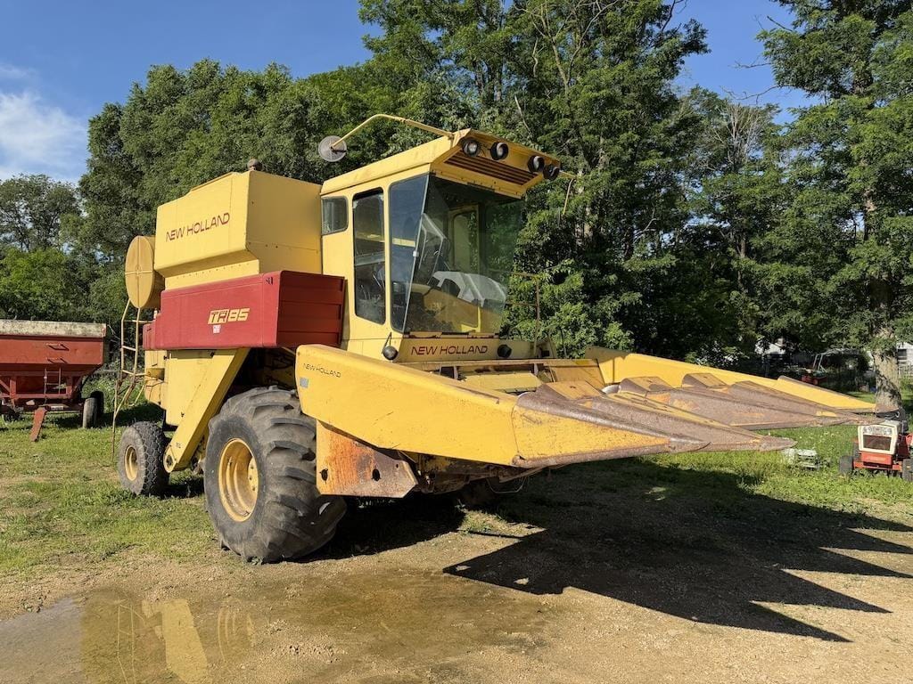 New Holland TR85 Equipment Image0