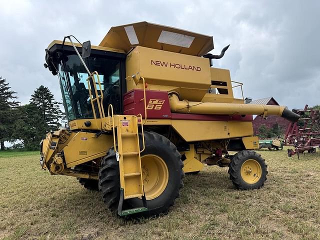 Image of New Holland TR86 equipment image 1