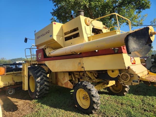 Image of New Holland TR86 equipment image 3