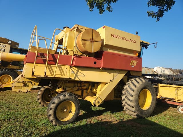 Image of New Holland TR86 equipment image 1